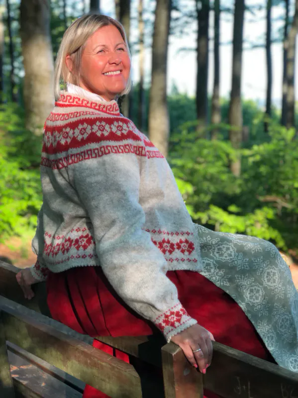 Kirsti jakke tilpasset Trønderbunaden | Strikkepakke