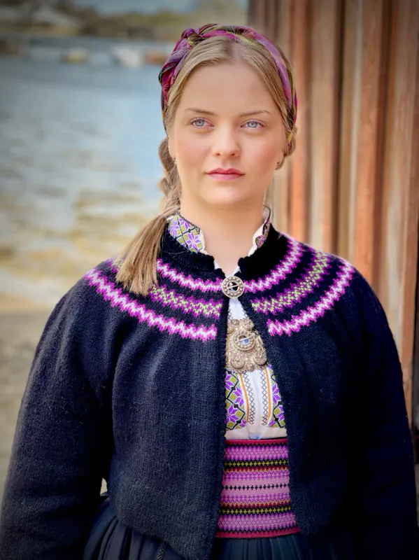 Hinda tilp. beltestakk fra Telemark (lillafarger) | Strikkepakke