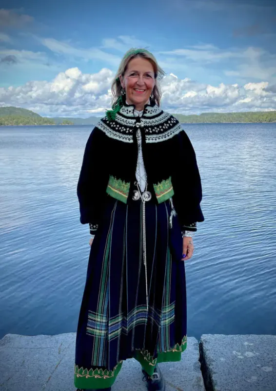 Ann-jakke tilpasset Sognebunaden | Strikkepakke