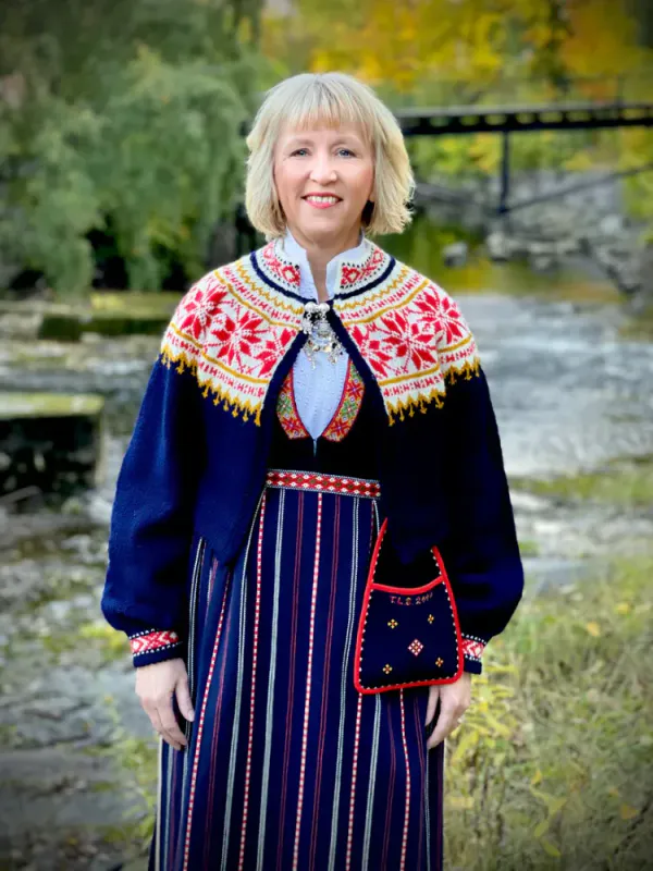 Trine Lise-jakke tilpasset Sunnfjordbunaden(blå) | Strikkepakke