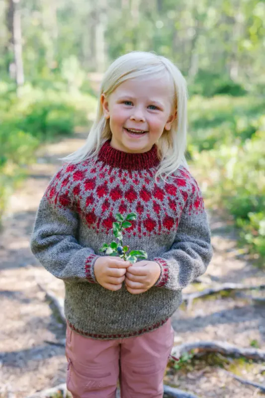 Tyttebærgenser Mini av Sisu Knitwear | Strikkepakke
