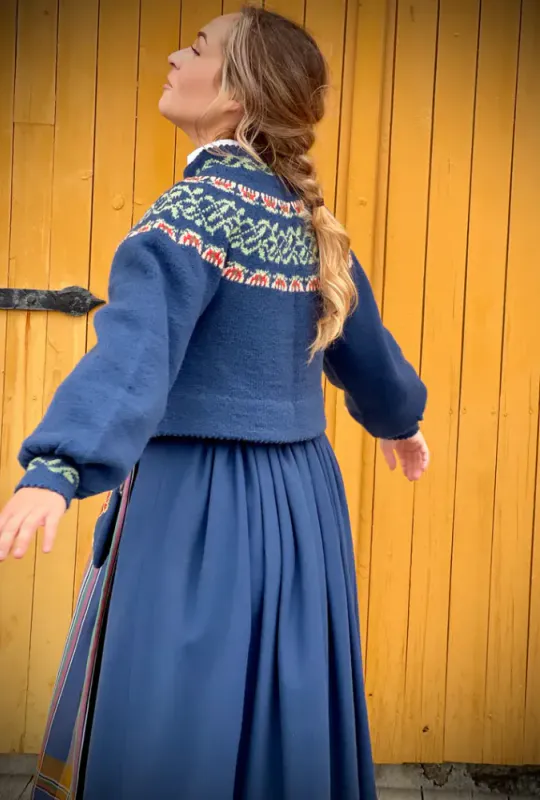 Lisa-jakke tilpasset Nordlandsbunaden (blå) | Strikkepakke