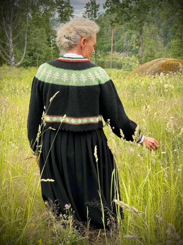 Elisabeth-jakke tilpasset Østfoldbunaden | Strikkepakke