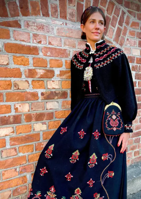 Hovedbilde Martha tilpasset Sunnmørsbunad Ørskog (svart) | Strikkepakke