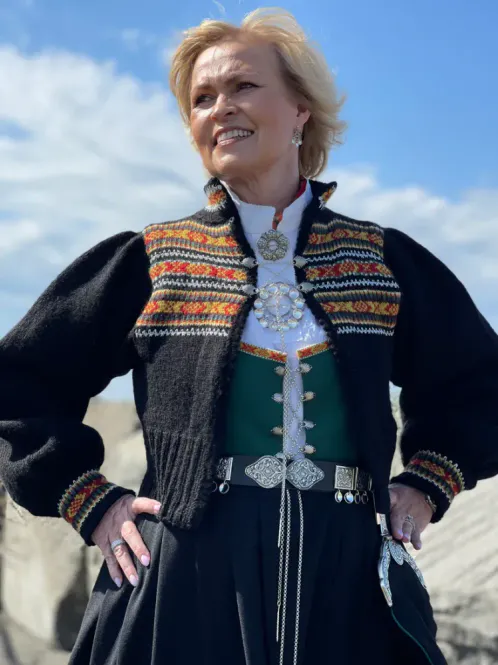 Hovedbilde Heidi-jakke tilpasset Vestfoldbunadene 1956/1932 (sort) | Strikkepakke