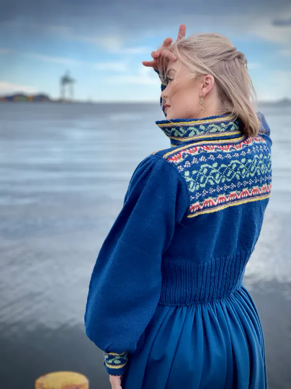 Linnea-jakke tilpasset Nordlandsbunad (blå) | Strikkepakke