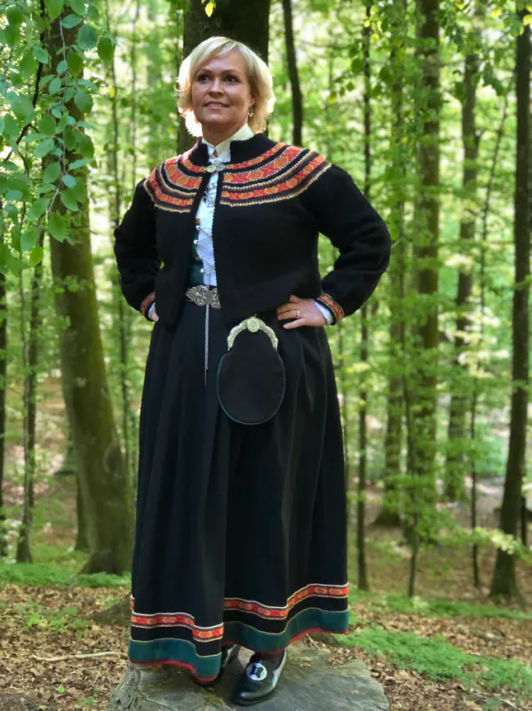 Grethe tilpasset Vestfoldbunad 1956 | Strikkepakke