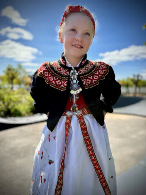 Hovedbilde Frida tilpasset Åmli barnebunad | Strikkepakke