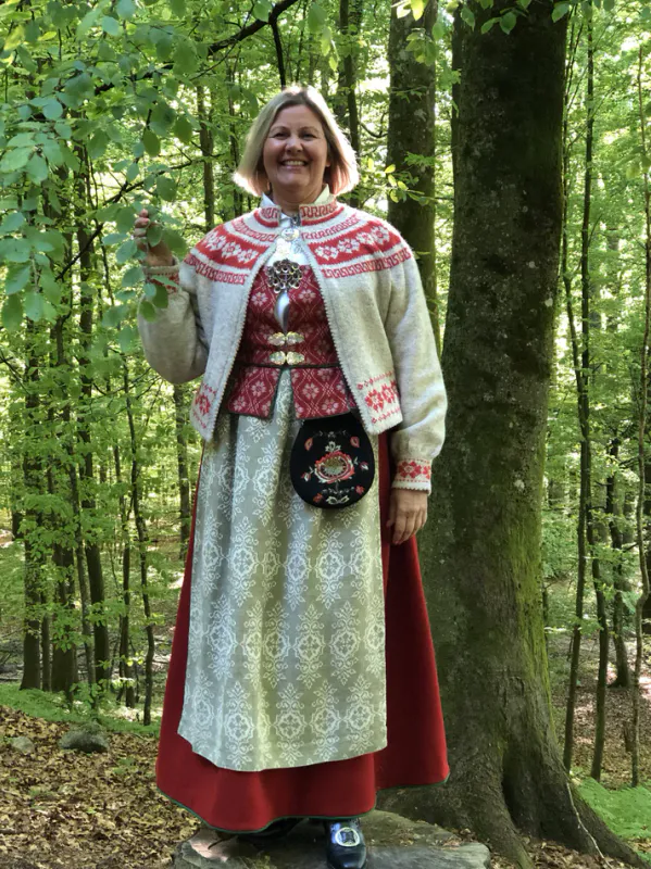 Kirsti jakke tilpasset Trønderbunaden | Strikkepakke