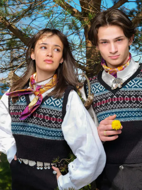 Hovedbilde Frøy vest tilpasset kjønnsnøytral bunad fra Embla bunader | Strikkepakke