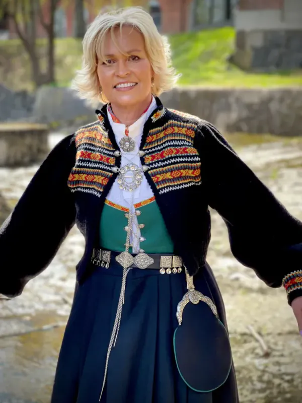 Heidi-jakke tilpasset Vestfoldbunadene 1956/1932 (sort) | Strikkepakke