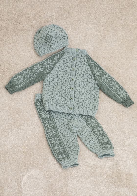 Ellinor-jakke, bukse og lue i Viking Baby ull | Strikkepakke