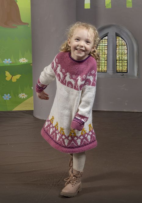 Hovedbilde Cassandra-tunika med hester og prinsesser | Strikkepakke