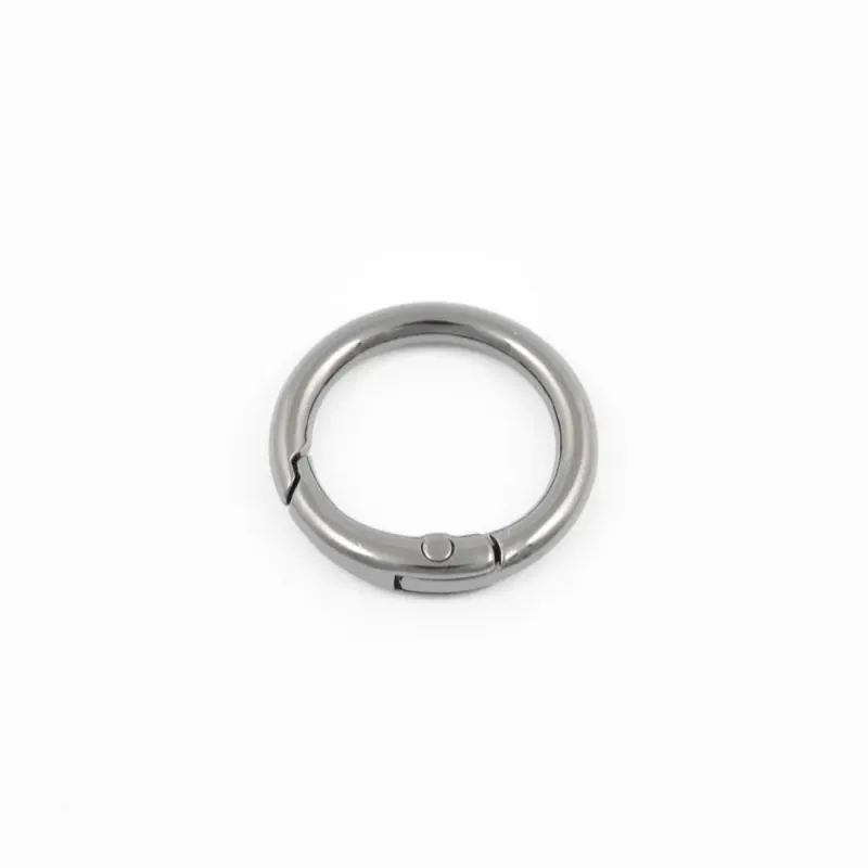 Karabinring i sort metall – 26 mm