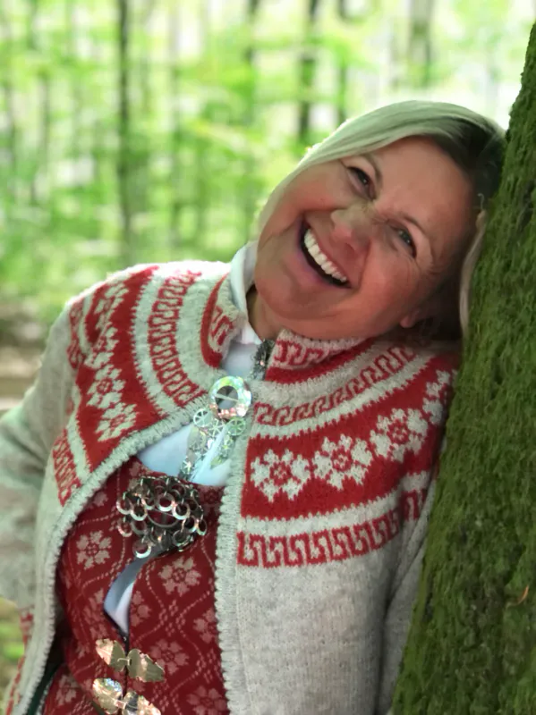 Kirsti jakke tilpasset Trønderbunaden | Strikkepakke