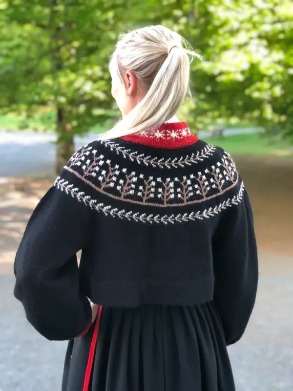 Linda-jakke tilpasset Rogalandsbunaden, Løland | Strikkepakke