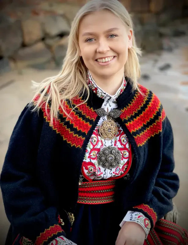 Stina-jakke tilpasset Øst-Telemarkbunaden | Strikkepakke