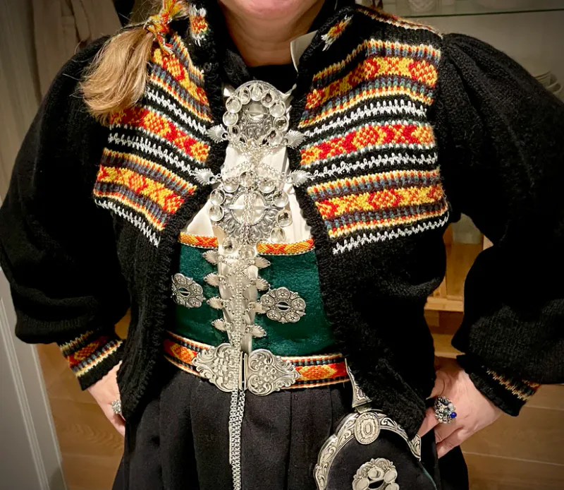 Heidi-jakke tilpasset Vestfoldbunadene 1956/1932 (sort) | Strikkepakke