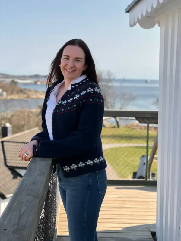 Maj Britt-jakke tilpasset Nord-Trønderbunaden | Strikkepakke