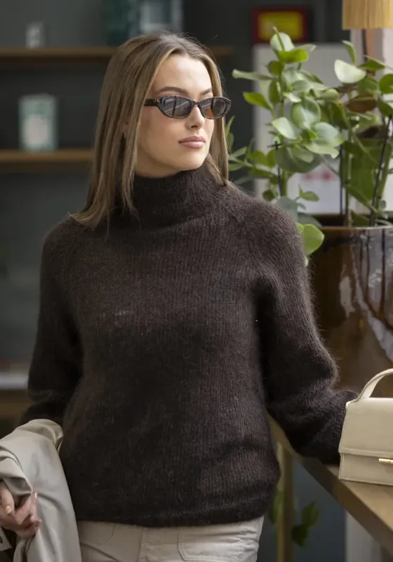 Petrolia-genser i Kid Cotton (brun)| Strikkepakke
