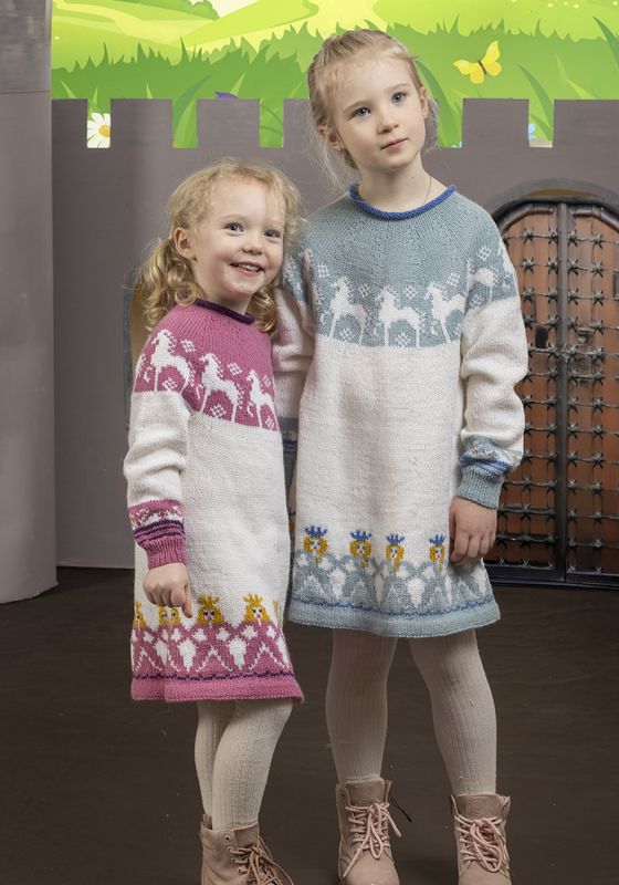 Cassandra-tunika med hester og prinsesser(petrol) | Strikkepakke