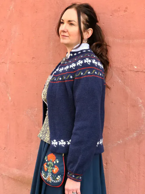 Hovedbilde Maj Britt-jakke tilpasset Nord-Trønderbunaden | Strikkepakke