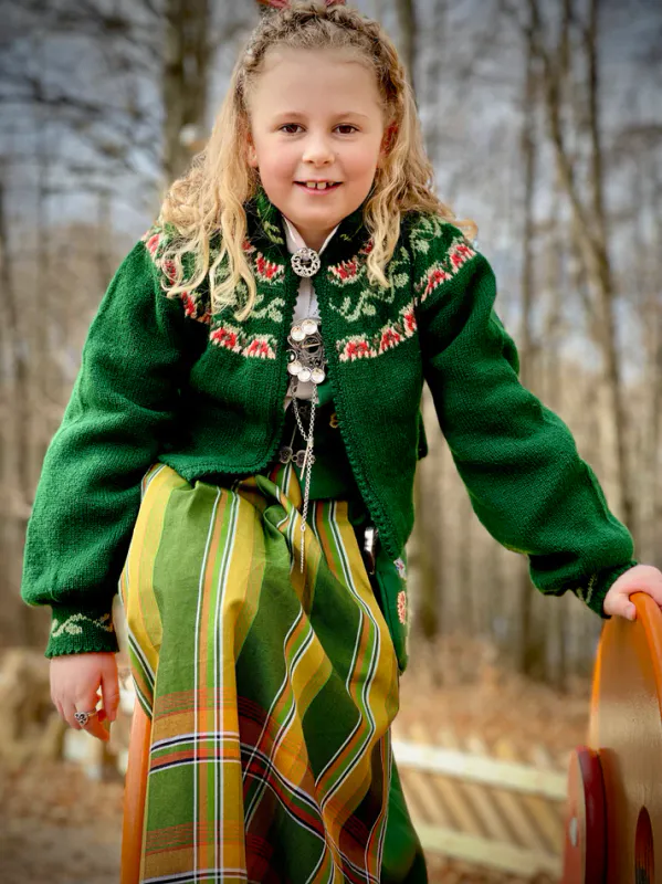 Ada barnejakke til Nordlandsbunad (grønn) | Strikkepakke
