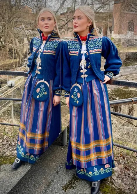 Hovedbilde Linnea-jakke tilpasset Nordlandsbunad (blå) | Strikkepakke