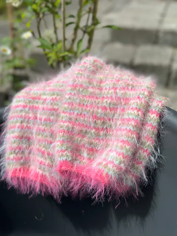 Fuzzy sweater til barn i Basta | Strikkepakke