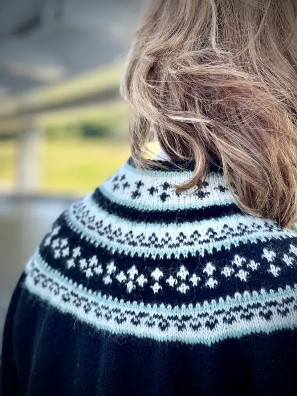 Ann-jakke tilpasset Sognebunaden | Strikkepakke